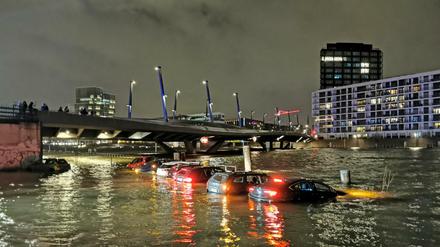 Autos stehen in Hamburg im Wasser, als der Sturm "Nadia" in der Nacht zum 30. Januar 2022 über Norddeutschland hinwegfegte.
