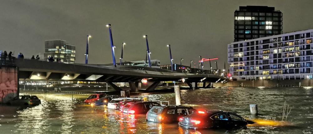 Autos stehen in Hamburg im Wasser, als der Sturm "Nadia" in der Nacht zum 30. Januar 2022 über Norddeutschland hinwegfegte.
