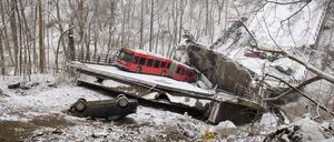 Eine Brücke in Pittsburgh, Pennsylvania, ist eingestürzt. 