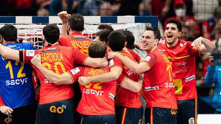 Die spanischen Handballspieler feiern ihren Sieg gegen Dänemark.