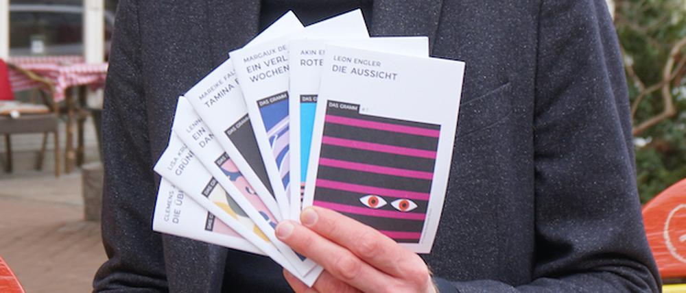 Kleinverleger Patrick Sielemann mit Ausgaben seines Kurzgeschichten-Magazins "Das Gramm".