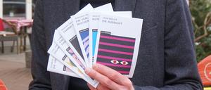 Kleinverleger Patrick Sielemann mit Ausgaben seines Kurzgeschichten-Magazins "Das Gramm".