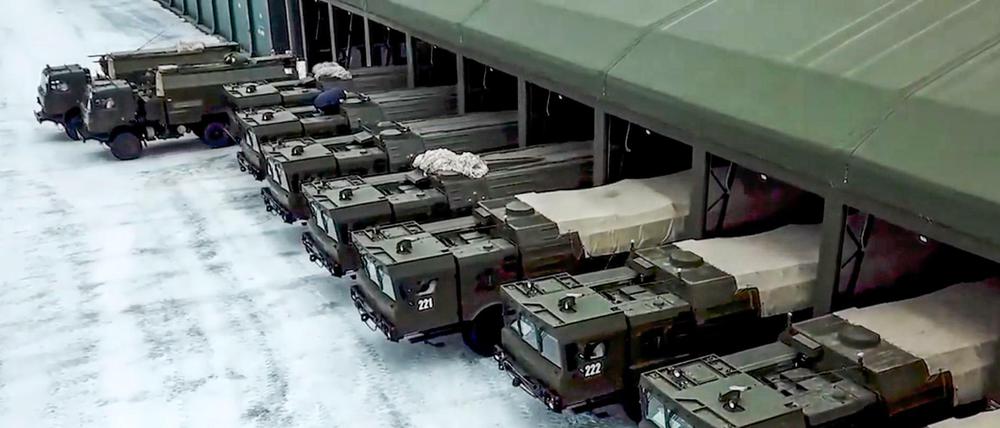 Iskander-Raketensysteme und Militärfahrzeuge der russischen Armee fahren zu einer Militärübung.