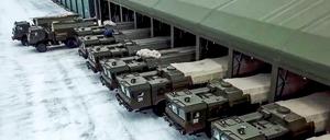 Iskander-Raketensysteme und Militärfahrzeuge der russischen Armee fahren zu einer Militärübung.