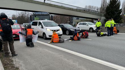 Aktivisten der Gruppe "Aufstand der letzten Generation" blockieren die A100.