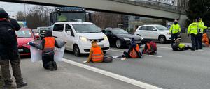 Aktivisten der Gruppe "Aufstand der letzten Generation" blockieren die A100.