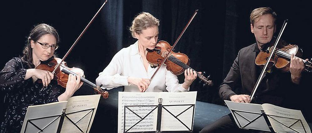 Zweiter Anlauf.  Anna (Nina Hoss, Mitte) erlebt im Streicherensemble einen peinlichen Gesichtsverlust. 