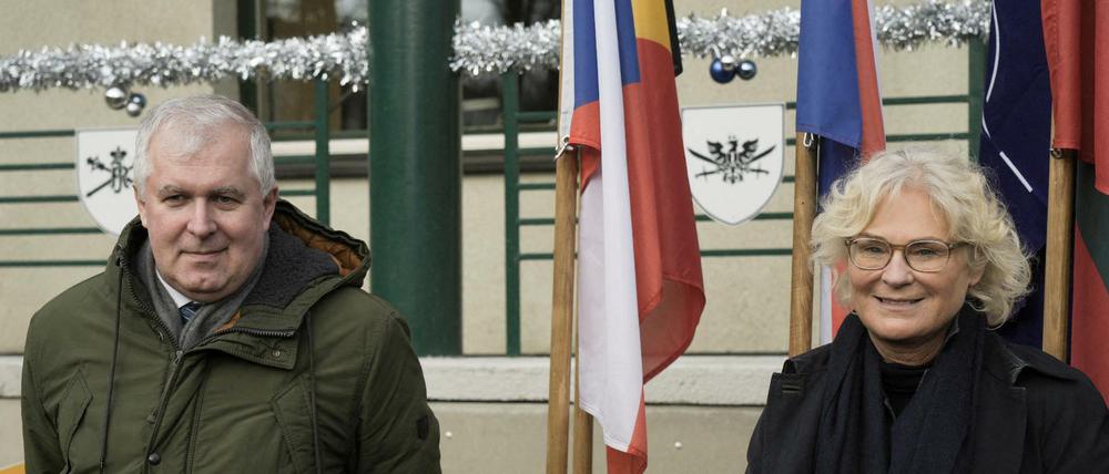 Bundesverteidigungsministerin Christine Lambrecht (SPD) mit ihrem litauischen Amtskollegen Arvydas Anusauskas bei einem Besuch auf der Militärbasis in Rukla im Dezember.