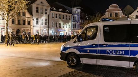 Demonstranten bei einem nicht angemeldeten sogenannten "Spaziergang" in der Cottbuser Innenstadt im Dezember 2021.