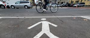 Vor allem an Kreuzungen gefährden parkende Autos und Lkw Fußgänger:innen – darunter insbesondere Kinder und Menschen mit Rollatoren (Symbolbild).