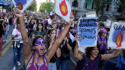 Frauen nehmen an einer Demonstration gegen geschlechtsspezifische Gewalt in der Innenstadt von Montevideo, Uruguay, teil.