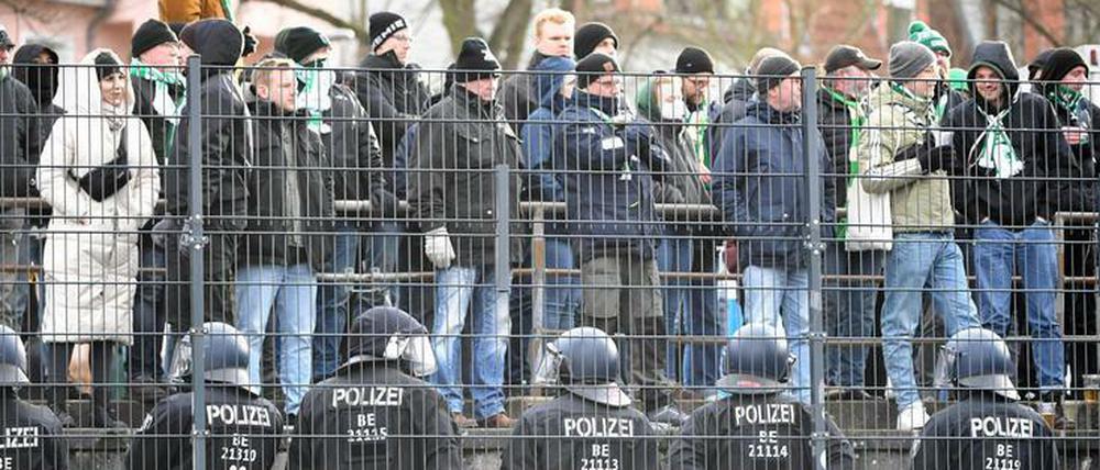 Weil Chemie-Fans am Zaun rüttelten, griff die Polizei ein.