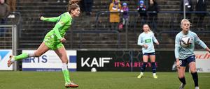 Die Wolfsburgerin Tabea Waßmuth (li.) schnürte gegen Turbine Potsdam einen Doppelpack. Am Ende verlor Turbine zuhause mit 0:3.