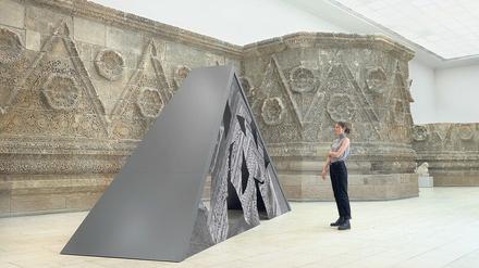Abschiedsgruß. Ali Kaafs Installation „Ich bin Fremder. Zweifach Fremder“ vor der historischen Mschatta-Fassade.