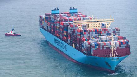 Auf Grund gelaufen: Die „Mumbai Maersk“ liegt umringt von Schleppern in der Nordsee. 