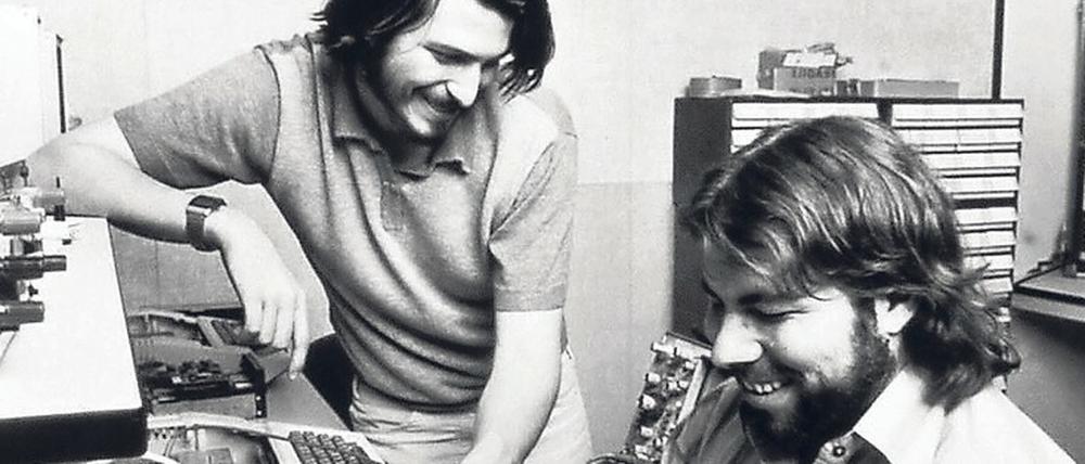 Urbilder des erfolgreichen Sonderlings. Die „Apple“-Gründer Steve Wozniak (rechts) und Steve Jobs 1976 am Computer.
