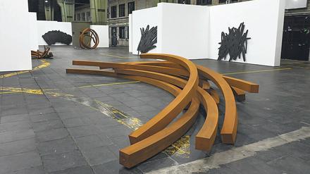 Kolossale Poesie. Bernar Venets Skulpturen füllen ganze Hallen, in Tempelhof den Hangar 2 und 3. Foto: Daniel Biskup