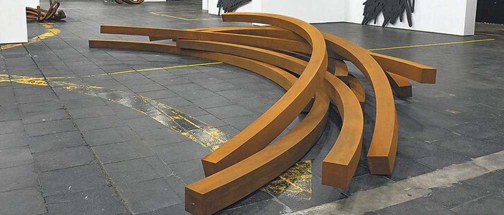 Kolossale Poesie. Bernar Venets Skulpturen füllen ganze Hallen, in Tempelhof den Hangar 2 und 3. Foto: Daniel Biskup