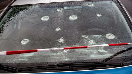 Gefährliche Geschosse: ein beschädigter Polizeiwagen in Lichtenberg - Splitterschutz-Scheiben sollen die Insassen vor Verletzungen bewahren.