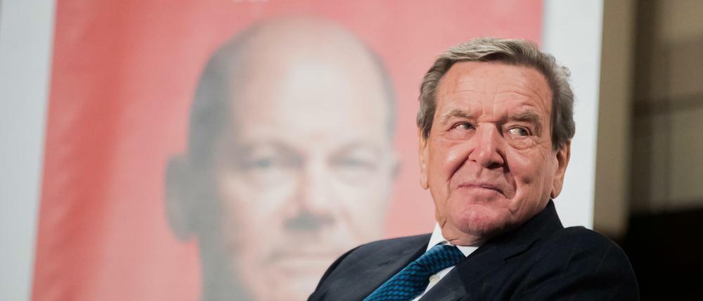Gerhard Schröder (SPD), Bundeskanzler a.D., nimmt an der Vorstellung der Biografie über Olaf Scholz, «Der Weg zur Macht», teil.