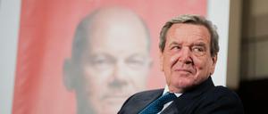 Gerhard Schröder (SPD), Bundeskanzler a.D., nimmt an der Vorstellung der Biografie über Olaf Scholz, «Der Weg zur Macht», teil. 
