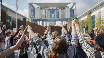 Teilnehmer einer Fridays for Future-Demonstration protestieren in Berlin für den Klimaschutz (Archiv).
