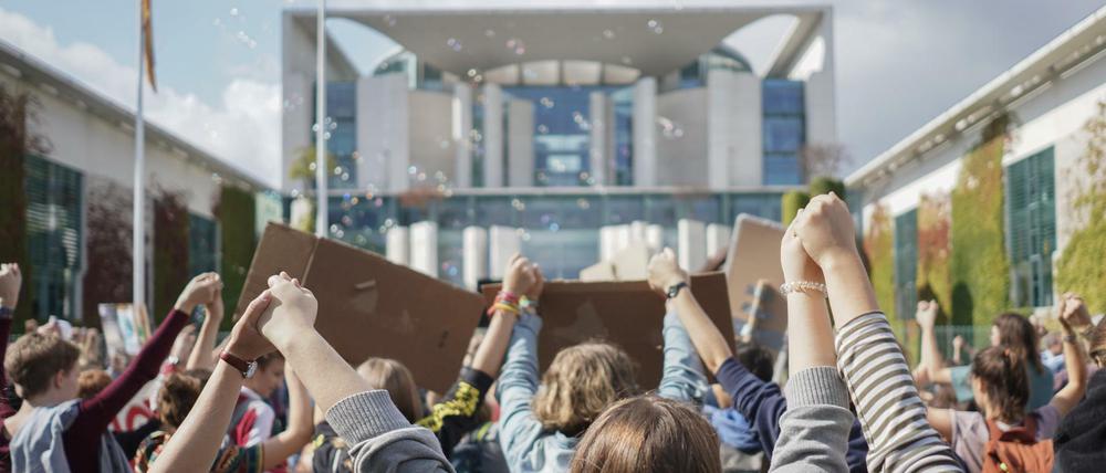 Teilnehmer einer Fridays for Future-Demonstration protestieren in Berlin für den Klimaschutz (Archiv).