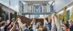 Teilnehmer einer Fridays for Future-Demonstration protestieren in Berlin für den Klimaschutz (Archiv).