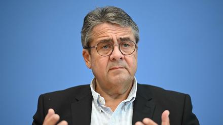 Sigmar Gabriel (SPD), Vorsitzender der Atlantik-Brücke e.V., bei einer Pressekonferenz im Oktober 2020