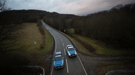 Auf einer Landstraße im rheinland-pfälzischen Kusel wurden am frühen Montagmorgen zwei Polizisten erschossen.