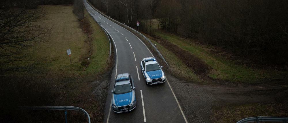 Auf einer Landstraße im rheinland-pfälzischen Kusel wurden am frühen Montagmorgen zwei Polizisten erschossen.
