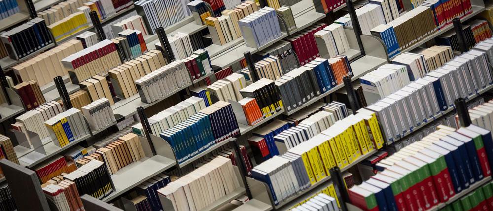 Bücher stehen in einer Bibliothek in den Regalen. (Symbolbild)