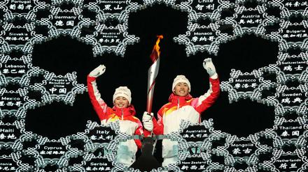 Die Ski-Langläuferin Dinigeer Yilamujiang hatte mit dem Nordischen Kombinierer Zhao Jiawen am Freitag das Feuer entzündet