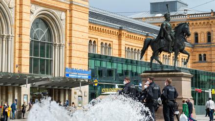 Polizisten am Hauptbahnhof Hannover (Archivbild vom 15. Mai 2021)