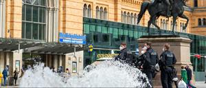 Polizisten am Hauptbahnhof Hannover (Archivbild vom 15. Mai 2021)