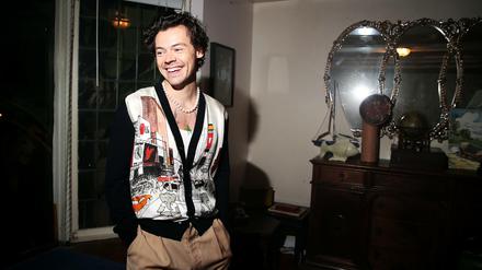 Der Sänger Harry Styles trägt sehr gern Perlenkette.