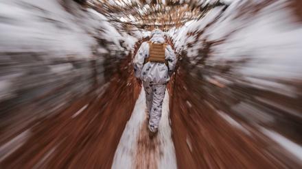Ein ukrainischer Soldat geht durch einen Schützengraben an der Frontlinie in der Region Donezk.
