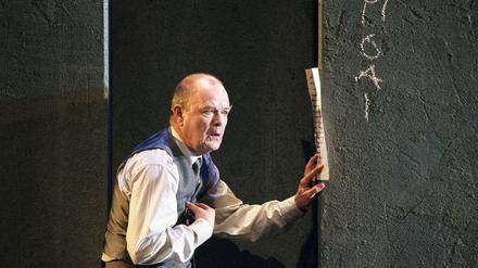 Dieter Mann als Als Malvolio in „Was Ihr Wollt“ 2002 im Deutschen Theater Berlin.  