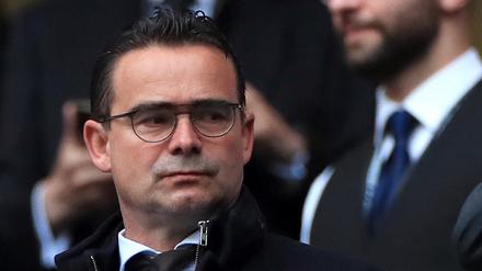 Marc Overmars, Sportdirektor von Ajax, ist infolge von Berichten über unangemessene Textnachrichten an Mitarbeiterinnen von Ajax Amsterdam zurückgetreten.