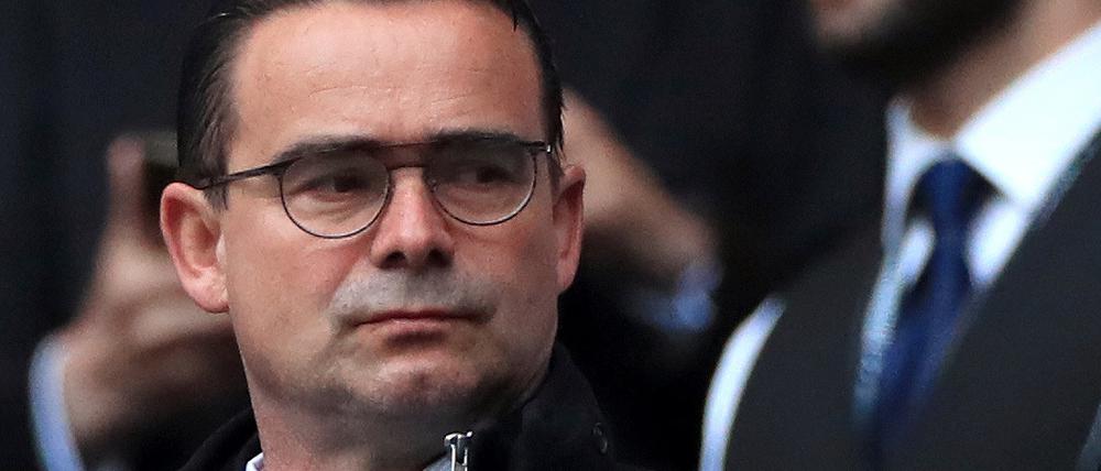 Marc Overmars, Sportdirektor von Ajax, ist infolge von Berichten über unangemessene Textnachrichten an Mitarbeiterinnen von Ajax Amsterdam zurückgetreten.