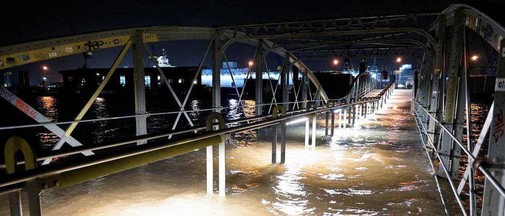 Der Fischmarkt in Hamburg war nach einer Sturmflut am Mittwochmorgen erneut unter Wasser.