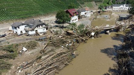 Entwurzelte Bäume liegen nach dem Unwetter neben komplett zerstörten Häusern am Ufer der Ahr in Marienthal.