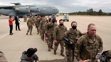 US-Militärs besteigen ein C-17-Flugzeug auf dem Weg nach Europa.