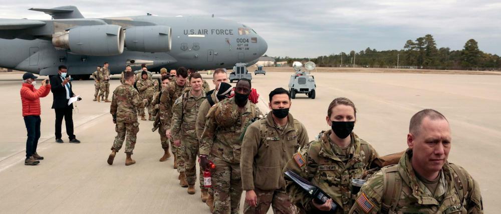 US-Militärs besteigen ein C-17-Flugzeug auf dem Weg nach Europa.