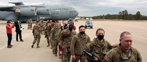 US-Militärs besteigen ein C-17-Flugzeug auf dem Weg nach Europa.