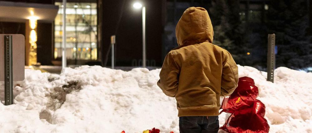 Kerzenmahnwache für die Opfer einer Schießerei an der Schule in Richfield, Minnesota.