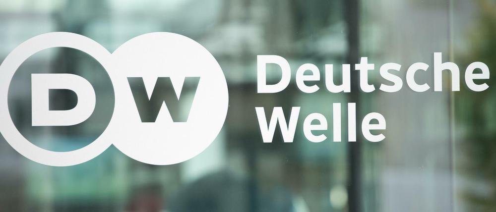 Logo der Deutschen Welle an einer Bürotür (Archivbild) 