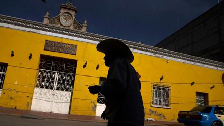 Ein Kunde verlässt in Mexiko eine Bank, in der Menschen internationale Geldüberweisungen empfangen. 