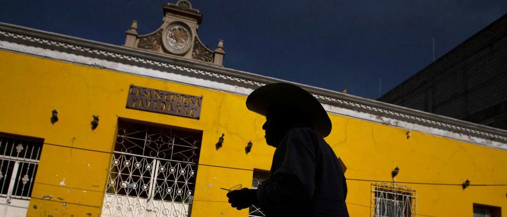 Ein Kunde verlässt in Mexiko eine Bank, in der Menschen internationale Geldüberweisungen empfangen. 