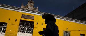 Ein Kunde verlässt in Mexiko eine Bank, in der Menschen internationale Geldüberweisungen empfangen. 